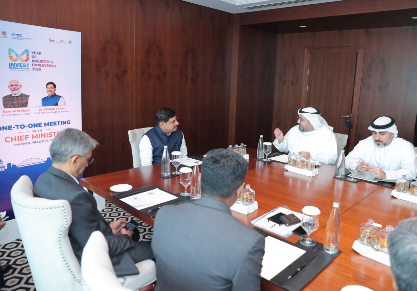 You are currently viewing दुबई में CM मोहन यादव की बड़ी डील: एयर एंबुलेंस, कार्गो हब और एमिरेट्स ट्रेनिंग अकादमी पर बनी सहमति, इंदौर-भोपाल से दुबई तक सीधी फ्लाइट सेवाएं शुरू करने पर हुई ठोस चर्चा!