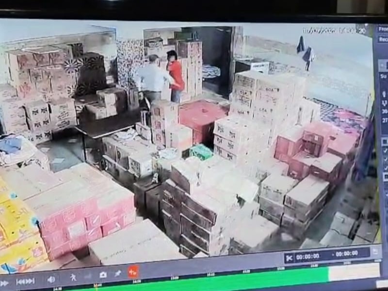 You are currently viewing जबलपुर: सहायक आबकारी आयुक्त संजीव दुबे पर शराब दुकानों में मारपीट और धमकाने के गंभीर आरोप, सीसीटीवी फुटेज से खुला राज!