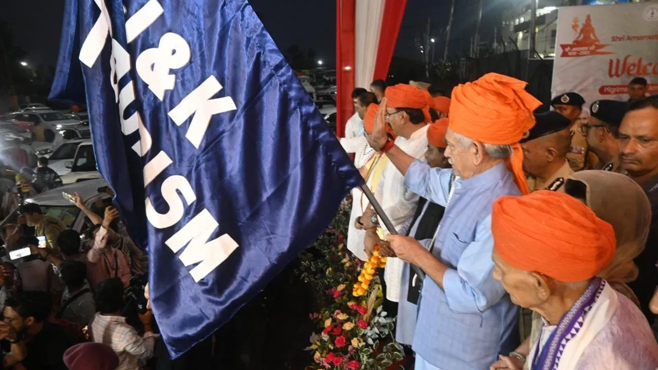 You are currently viewing कड़ी सुरक्षा में अमरनाथ यात्रा शुरू,  बम-बम भोले के जयकारों के बीच पहला जत्था हुआ रवाना; 9 अगस्त तक चलेगी यात्रा!