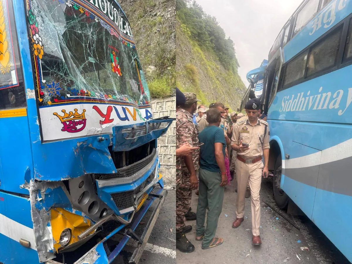 You are currently viewing अमरनाथ यात्रा में हादसा: कुलगाम में श्रद्धालुओं की 3 बसों की हुई टक्कर, 10 से ज्यादा घायल; मची अफरातफरी