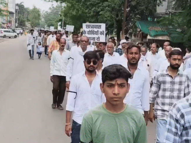 You are currently viewing हरदा बंद: राजपूत समाज की मौन न्याय यात्रा में उमड़ा जनसैलाब, पुलिस बर्बरता के खिलाफ 7 हजार लोगों ने किया शांतिपूर्ण विरोध; व्यापारियों ने भी किया समर्थन!