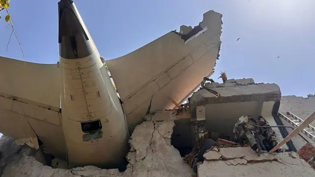 You are currently viewing अहमदाबाद विमान हादसे में चौंकाने वाला खुलासा: पायलट ने पूछा- ‘स्विच क्यों बंद किया?’ साथी बोला- ‘मैंने नहीं’; फ्यूल स्विच बंद होते ही बंद हुए दोनों इंजन, हवा में महज 30 सेकंड रहा Dreamliner!