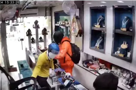 You are currently viewing गाजियाबाद में दिनदहाड़े ज्वेलरी शॉप में लूट: डिलीवरी बॉय बनकर आए बदमाश, 20 किलो चांदी और 125 ग्राम सोना लेकर फरार!