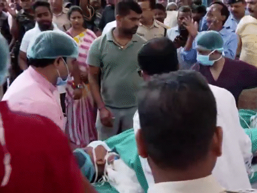 You are currently viewing ओडिशा में इंसानियत शर्मसार: 15 साल की नाबालिग को जिंदा जलाया, 70% जल चुकी बच्ची ICU में; एयरलिफ्ट कर दिल्ली AIIMS लाया जा रहा!