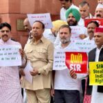 मानसून सत्र का दूसरा दिन भी हंगामे की भेंट चढ़ा, संसद की कार्यवाही 23 जुलाई तक स्थगित; बिहार वोटर लिस्ट और SIR को लेकर संसद की सीढ़ियों पर राहुल–अखिलेश किया प्रदर्शन!