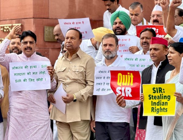 You are currently viewing मानसून सत्र का दूसरा दिन भी हंगामे की भेंट चढ़ा, संसद की कार्यवाही 23 जुलाई तक स्थगित; बिहार वोटर लिस्ट और SIR को लेकर संसद की सीढ़ियों पर राहुल–अखिलेश किया प्रदर्शन!