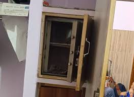 You are currently viewing मुरैना में सनसनीखेज डकैती: फौजी वर्दी में आए बदमाशों ने पहले की रेकी, फिर 65 लाख और सोने-चांदी के जेवर लूटे; CCTV DVR भी ले गए डकैत!