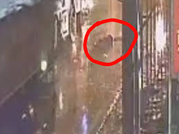 Read more about the article ग्वालियर से दिल दहला देने वाली खबर: बेटी की सगाई से एक दिन पहले पिता की दर्दनाक मौत, 20 सेकंड में तीन ट्रक कुचलते चले गए!