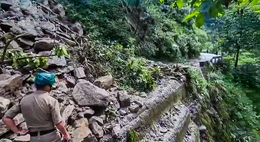 You are currently viewing देशभर में बारिश का कहर: 13 राज्यों में ऑरेंज अलर्ट, केदारनाथ यात्रा रोकी; मध्यप्रदेश, ओडिशा, राजस्थान में बाढ़ जैसे हालात!