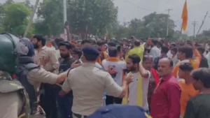 Read more about the article जबलपुर में मंदिर की ज़मीन पर मस्जिद? कलेक्टर की पोस्ट ने बढ़ाया बवाल, विश्व हिंदू परिषद और बजरंग दल ने निकाला कलेक्टर का अर्थी जुलूस!