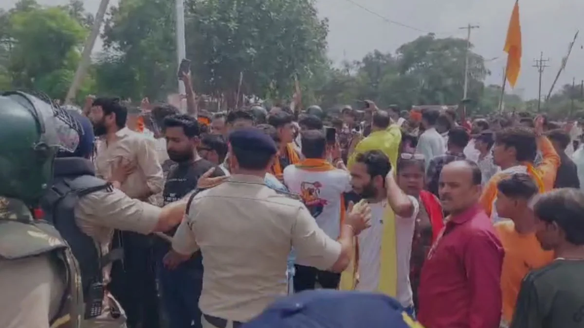 You are currently viewing जबलपुर में मंदिर की ज़मीन पर मस्जिद? कलेक्टर की पोस्ट ने बढ़ाया बवाल, विश्व हिंदू परिषद और बजरंग दल ने निकाला कलेक्टर का अर्थी जुलूस!