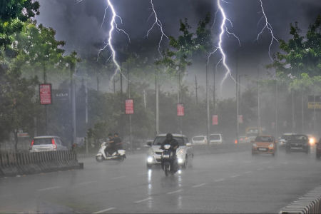 You are currently viewing मध्यप्रदेश में सक्रिय मानसूनी सिस्टम से कई जिलों में तेज बारिश, मौसम विभाग का अलर्ट जारी; उज्जैन सहित कई क्षेत्रों में बारिश के आँकड़े सामने आए!