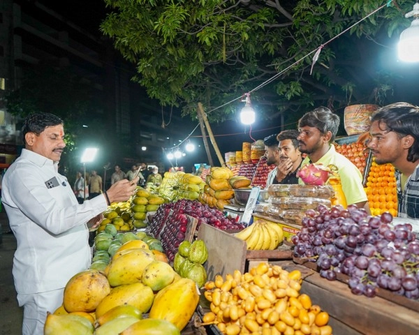 You are currently viewing सादगी की मिसाल बने सीएम डॉ. मोहन यादव: गुरुवार रात अचानक पहुंचे न्यू मार्केट, आम लोगों से की बातचीत; ठेले से खरीदे फल, सिग्नल पर रुकी सीएम की गाड़ी!