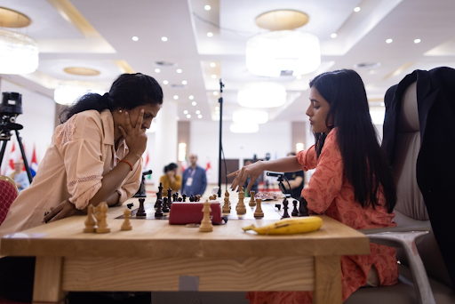 You are currently viewing चेस वर्ल्ड कप में भारतीय महिला खिलाड़ियों का ऐतिहासिक प्रदर्शन, दिव्या देशमुख और कोनेरू हम्पी सेमीफाइनल में पहुँचीं