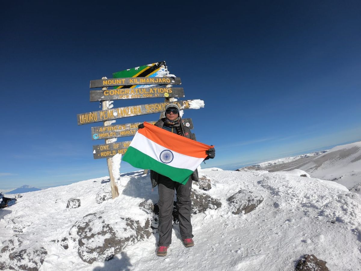 You are currently viewing छिंदवाड़ा के पर्वतारोही आदर्श शर्मा ने अफ्रीका की सबसे ऊंची चोटी पर फहराया तिरंगा, ‘ऑपरेशन सिंदूर’ और वीर सैनिकों को किया समर्पित