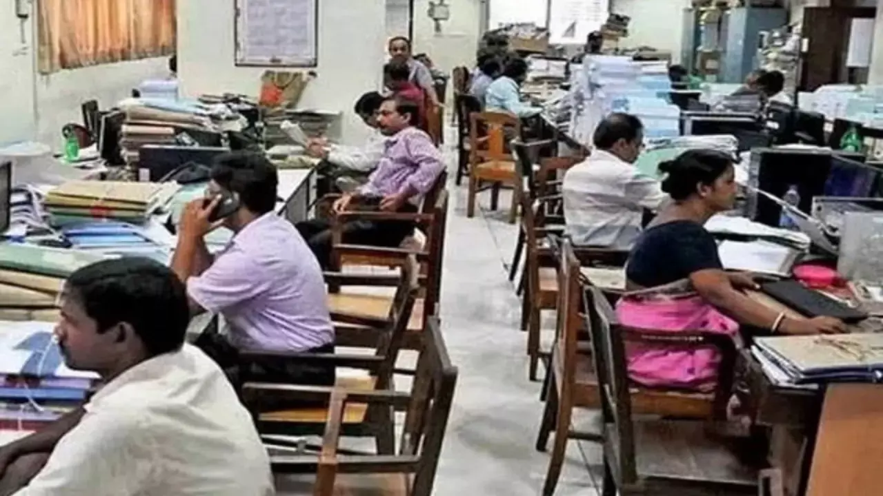 You are currently viewing 7वें वेतनमान कर्मचारियों के लिए बड़ा फायदा: अगले तीन साल में 30% तक बढ़ेगा महंगाई भत्ता, 2028-29 तक पहुंचेगा 94% पर