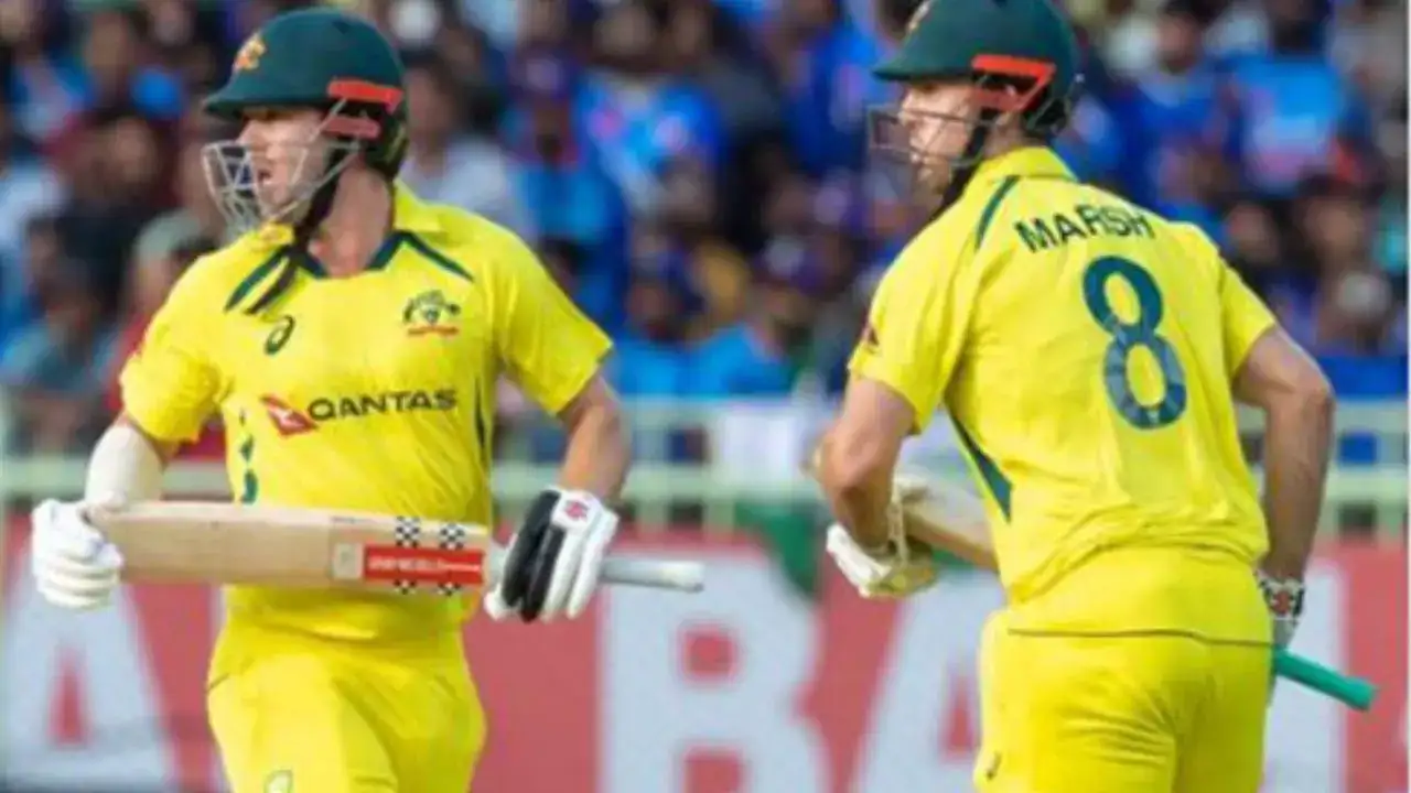 You are currently viewing टी20 वर्ल्ड कप से पहले ऑस्ट्रेलिया का धमाकेदार आगाज़, मिचेल मार्श ने पहली गेंद पर छक्का जड़कर रचा इतिहास; टिम डेविड के तूफ़ानी 83 रन से कंगारू टीम का विजय अभियान शुरू!