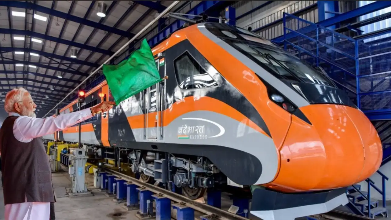 You are currently viewing पीएम मोदी का बेंगलुरु दौरा: 22,000 करोड़ की परियोजनाओं का शुभारंभ, तीन वंदे भारत ट्रेनें और यलो मेट्रो लाइन को दी हरी झंडी!