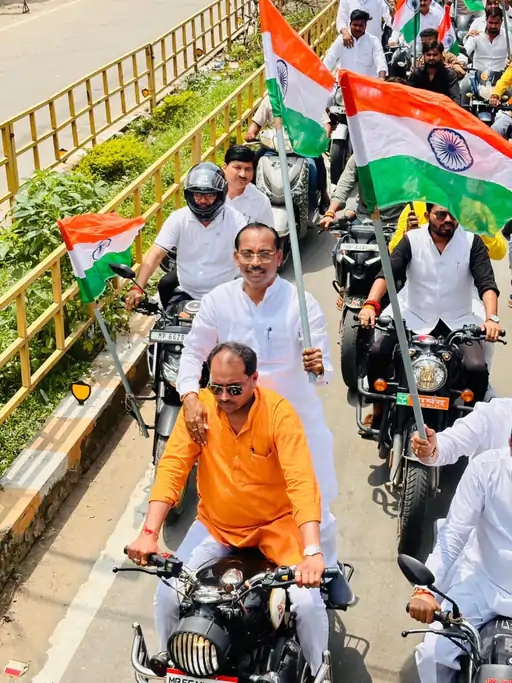 You are currently viewing सिंगरौली में भाजपा विधायक की तिरंगा यात्रा में यातायात नियमों की अनदेखी, हेलमेट वितरण के अगले दिन खुद बिना हेलमेट नजर आए