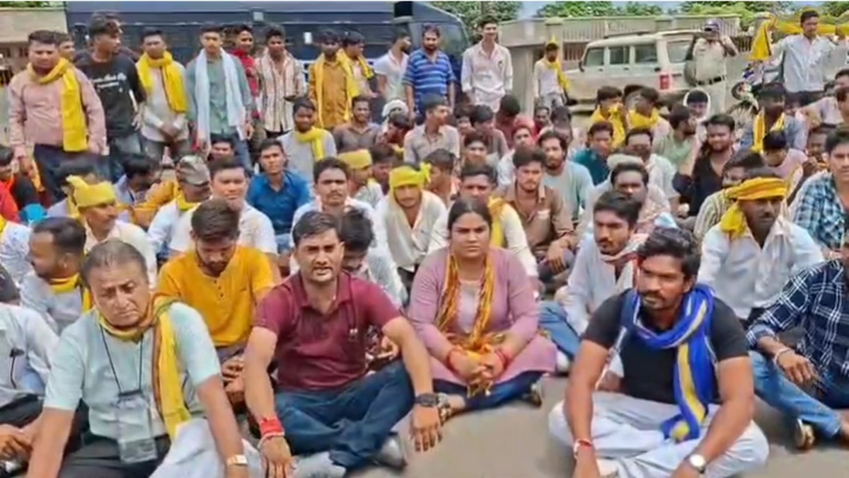 You are currently viewing खरगोन आरक्षक पिटाई प्रकरण : 30 घंटे के धरने के बाद आदिवासी समाज ने खत्म किया आंदोलन, अधिकारी निलंबित, जांच जारी