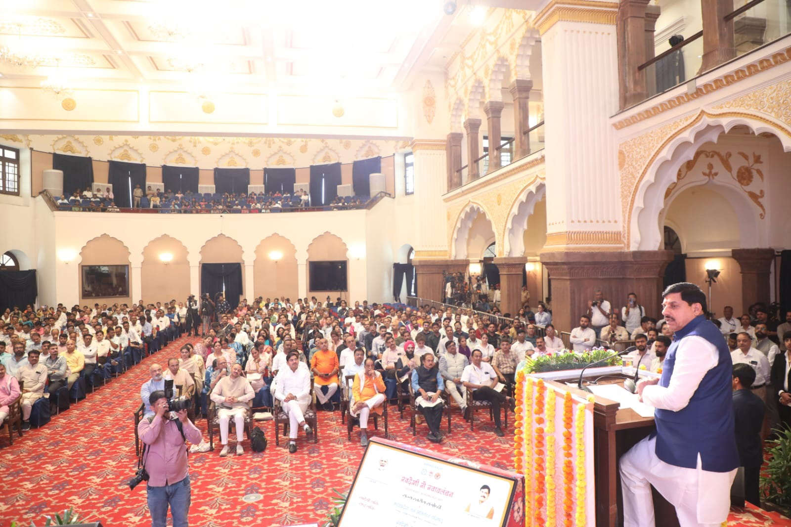 You are currently viewing सीएम बोले– स्वदेशी ही सच्ची राष्ट्रसेवा, हर नागरिक देशी उत्पाद अपनाए तो मजबूत होगी अर्थव्यवस्था: ‘स्वदेशी से स्वावलंबन’ संगोष्ठी की दीप प्रज्ज्वलन से हुई शुरुआत, CM ने किया स्वदेशी अभियान के ब्रोशर का विमोचन!