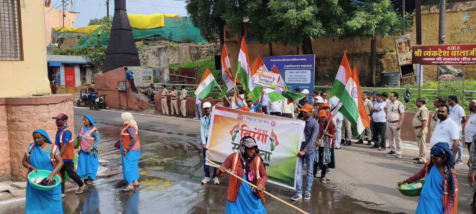 You are currently viewing सफाई कर्मियों द्वारा सवारी मार्ग को स्वच्छ कर हर घर तिरंगा हर घर स्वच्छता का संदेश दिया गया