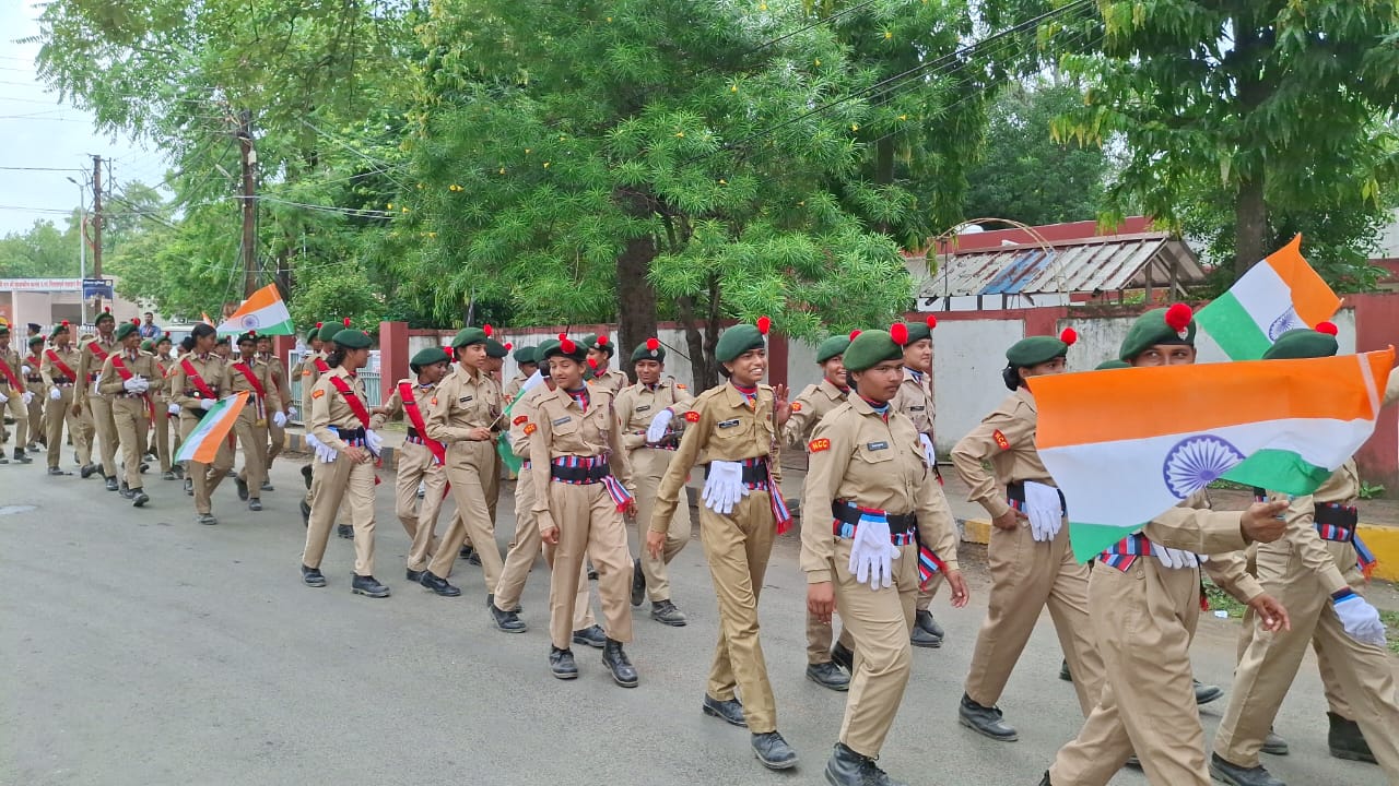 You are currently viewing हर घर तिरंगा अभियान के अंतर्गत देश भक्ति की धुनों पर स्कूली बच्चों ने निकाली तिरंगा यात्रा