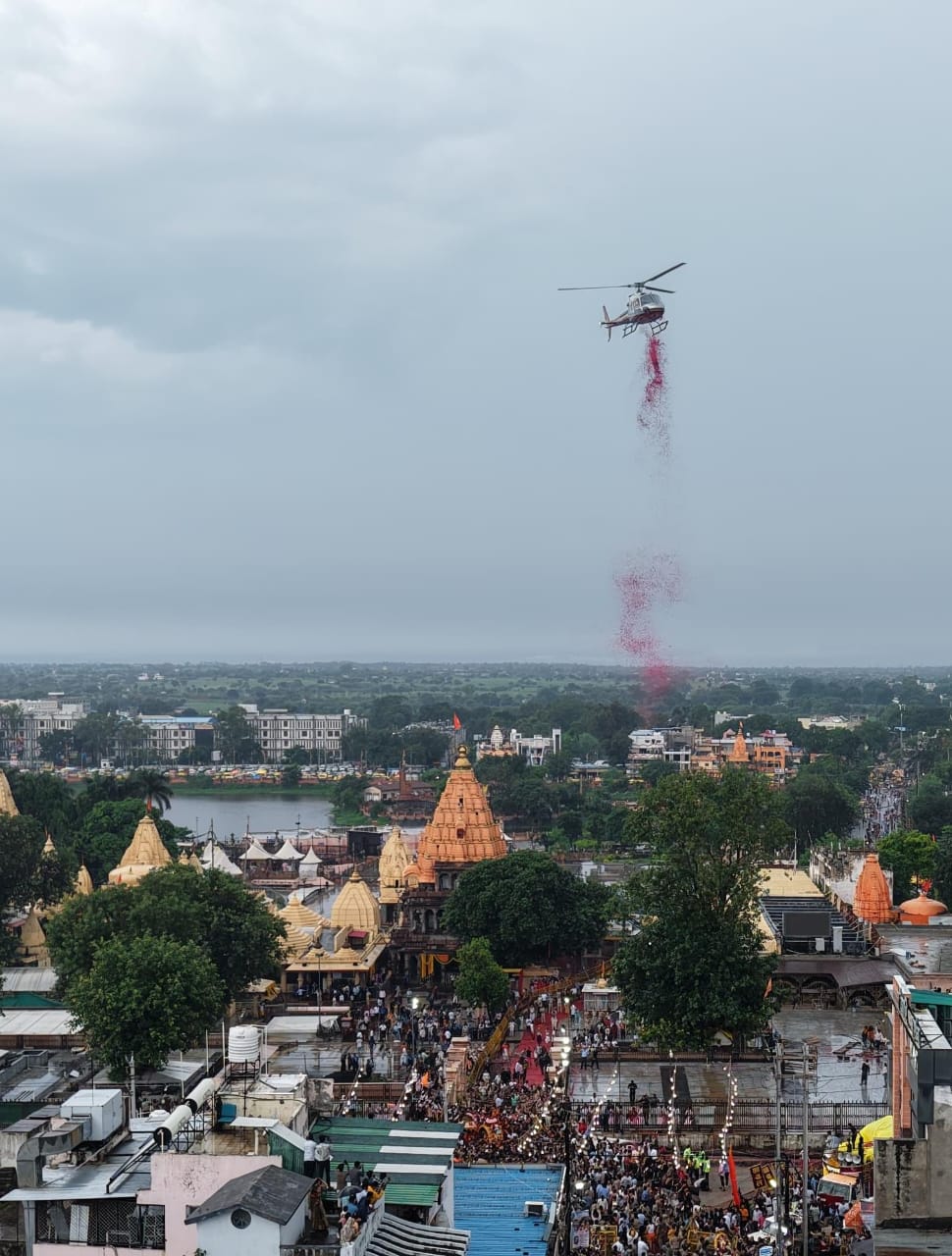 You are currently viewing मुख्यमंत्री डॉ.यादव की मंशानुरूप राजसी सवारी में श्री महाकालेश्वर मंदिर प्रबंध समिति द्वारा पुष्पवर्षा की गई