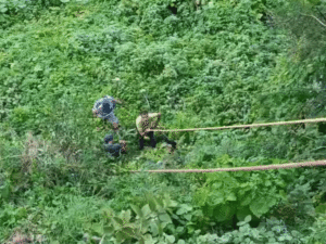 Read more about the article भाई से नाराज होकर 17 साल की छात्रा ने किले से लगाई छलांग, झाड़ियों में फंसी: डेढ़ घंटे तक चला रेस्क्यू ऑपरेशन, कॉन्स्टेबल ऋषि सिंह ने बचाई जान!