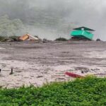 उत्तरकाशी में भीषण आपदा: धराली गांव में मलबे के नीचे 100 से ज्यादा लोगों के दबे होने की आशंका, SDRF और ITBP राहत में जुटे; हाईटेक उपकरण अब तक घटनास्थल से दूर, सिर्फ 3 JCB मशीनों से चल रहा रेस्क्यू ऑपरेशन!