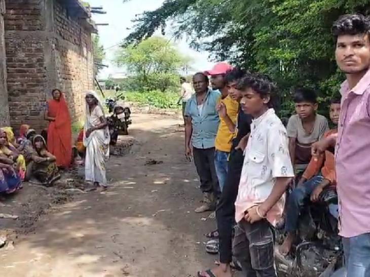 You are currently viewing शादी से इनकार पर बेरहमी से मारी गई होनहार बेटी: जबलपुर के सकरा गांव में दिल दहला देने वाली वारदात, राकेश छत काटकर घर में घुसा और कुल्हाड़ी से मार डाला; आरोपी अब भी फरार!