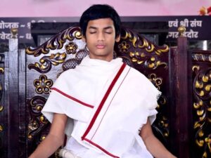 Read more about the article इंदौर में 13 वर्षीय बाल मुनि का चमत्कार: 300 सवालों के जवाब तुरंत, उल्टे और रैंडम क्रम में भी!