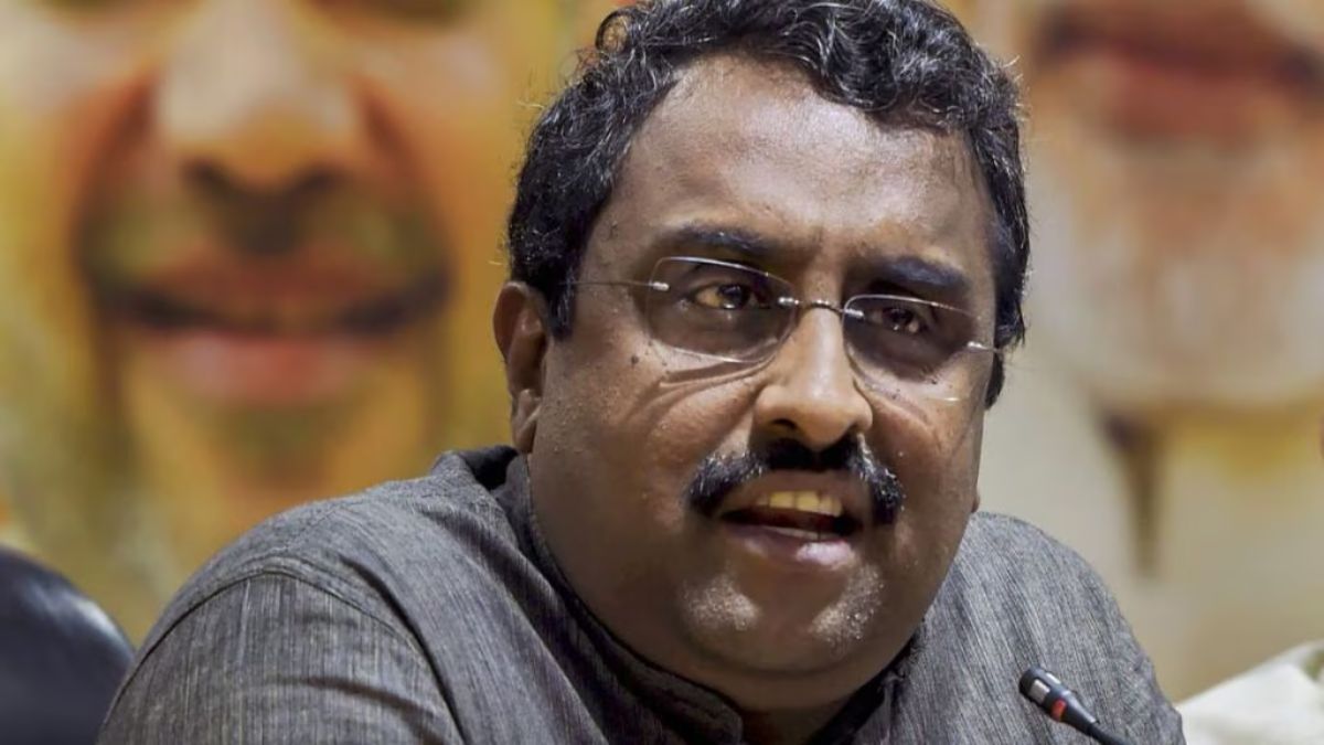 You are currently viewing आरएसएस पर पीएम मोदी की तारीफ से गरमाई सियासत, राम माधव ने मतभेद की अटकलों को किया खारिज; कांग्रेस बोली-  मोदी को भागवत की कृपा चाहिए!