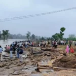 बारिश थमी, उफनी नदियों से निकाले शव