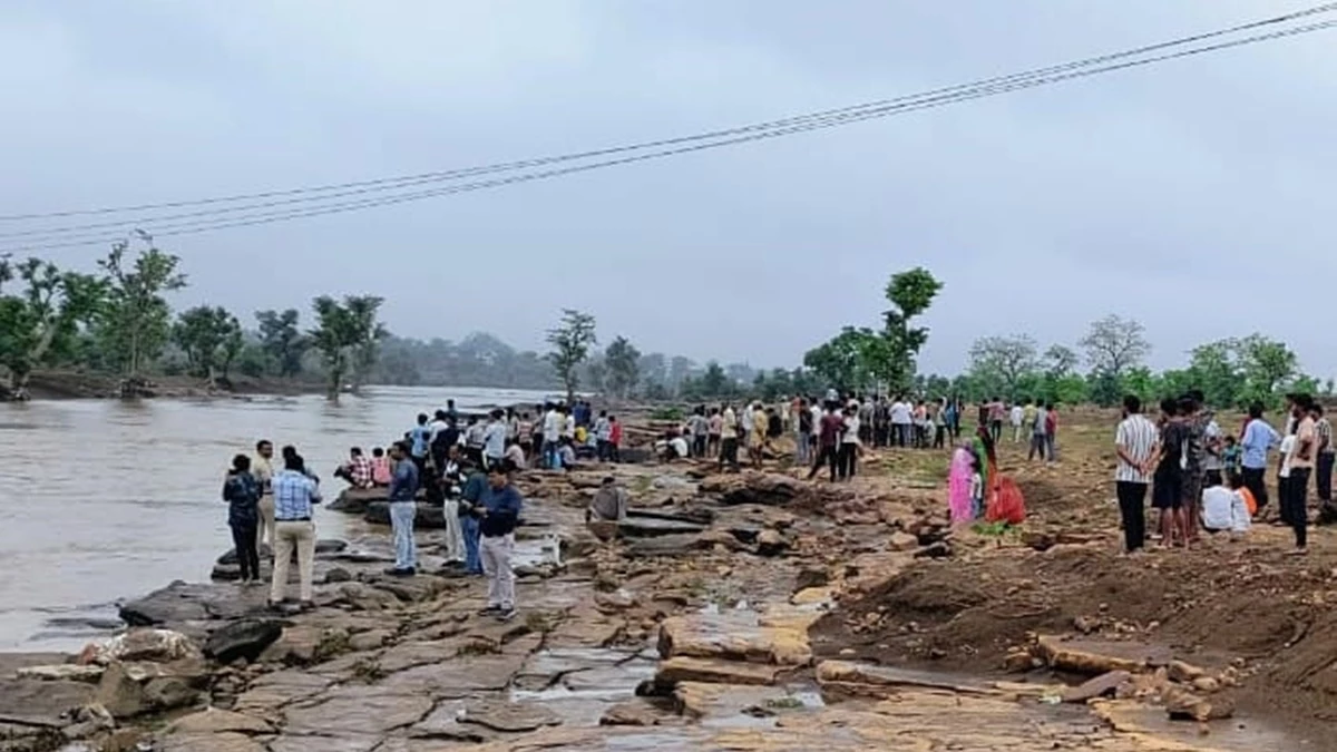 You are currently viewing बारिश थमी, उफनी नदियों से निकाले शव