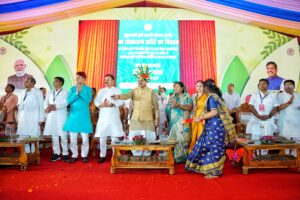 Read more about the article बालाघाट दौरे पर सीएम मोहन यादव, कहा नक्सलवाद को 2026 तक खत्म करेंगे; किसानों के खाते में ट्रांसफर किए ₹337 करोड़, युवाओं को दी रोजगार और 78 विकास कार्यों की सौगात