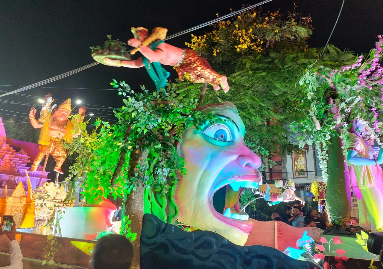 You are currently viewing इंदौर में अनंत चतुर्दशी का जलवा: 102 साल पुरानी परंपरा ने जगाई पूरी रात, लाखों की भीड़ ने देखा भव्य नजारा; 3500 जवान रहे सुरक्षा में तैनात!