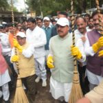 सीएम मोहन यादव ने एम.वाय. अस्पताल में उठाई झाड़ू: ई-वेस्ट कलेक्शन वाहनों को भी दिखाई हरी झंडी, नागरिकों को दिलाई स्वच्छता की शपथ!