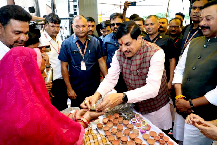 Read more about the article इंदौर-भोपाल ही नहीं, अब गांव-गांव तक गूंजा ‘हर घर स्वदेशी’: सीएम मोहन यादव ने जगदीशपुर में खुद खरीदे मिट्टी के दिए और तवे, कहा – समर्थन मूल्य से कम बिकेगी सोयाबीन तो सरकार भरेगी अंतर!