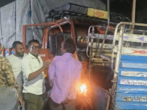 Read more about the article इंदौर हादसा: नवलखा से टक्कर मारते हुए लोहमंडी ब्रिज तक दौड़ा बेकाबू ट्रक, पुल पर अफरा-तफरी – गनीमत से टला बड़ा हादसा