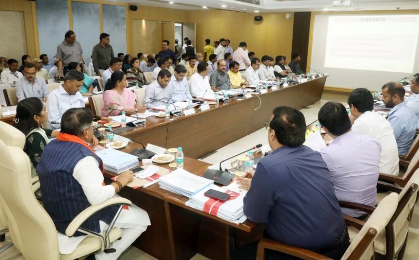 Read more about the article मंत्रालय में पहली बार हुई बड़ी बैठक: महापौरों ने खोलीं शिकायतों की झड़ी, कहा – “आयुक्त सुनते नहीं”; विजयवर्गीय ने दिया हर 10 दिन में बैठक का आदेश!