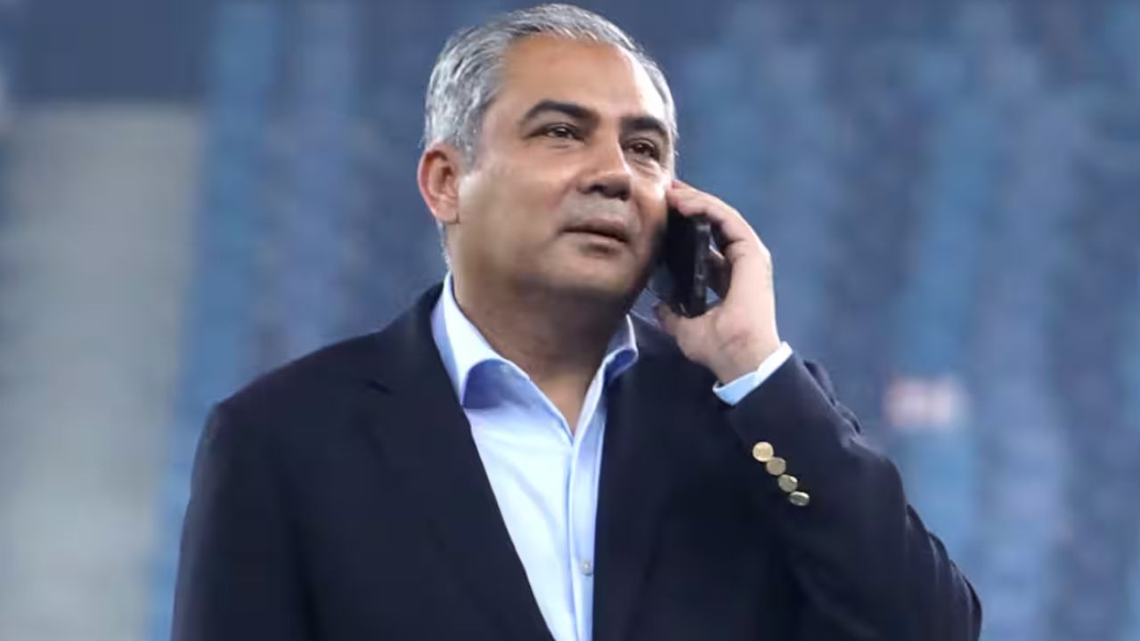 You are currently viewing पूरी दुनिया में थू-थू लेकिन पाक में मोहसिन नकवी को सम्मान, ‘ट्रॉफी चोरी’ के लिए मिलेगा गोल्ड मेडल