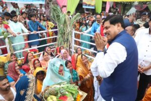 Read more about the article भोपाल से पटना तक गूंजे छठ के गीत — लाखों श्रद्धालुओं ने डूबते सूर्य को दिया अर्घ्य, महिलाएं बांस की टोकरी और दीपों संग लीन रहीं पूजा में; सीएम मोहन यादव ने दिया अर्घ्य!