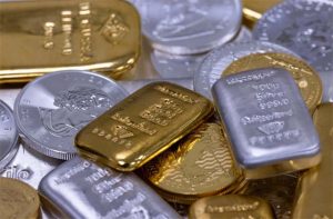 Read more about the article सोना-चांदी में फिसलन जारी: 13 फरवरी को लगातार दूसरी गिरावट, चांदी ₹17,188 और सोना ₹2,899 सस्ता