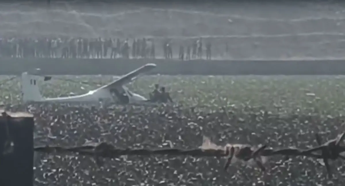 You are currently viewing प्रयागराज में एयरफोर्स का ट्रेनिंग एयरक्राफ्ट तालाब में गिरा, दोनों पायलट सुरक्षित; माघ मेला से सिर्फ 3 KM दूर हुआ हादसा!