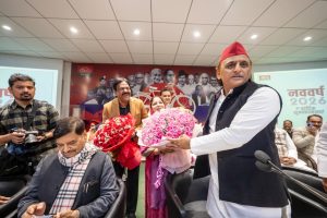 Read more about the article UP में ‘बाटी-चोखा’ पार्टी पर घमासान, अखिलेश ने एक तीर से साधे 2 निशाने, किसके लिए था इशारा?