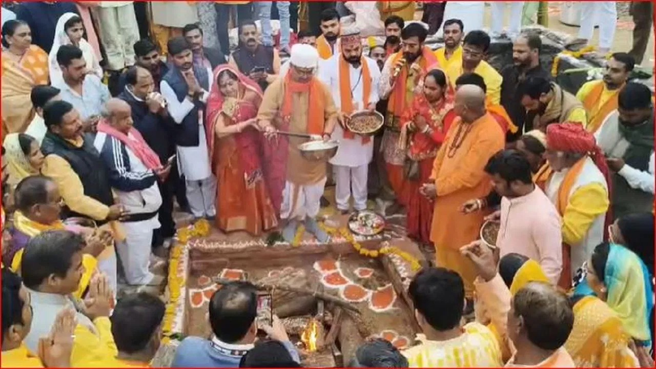 You are currently viewing बसंत पंचमी पर भोजशाला में पूजा-नमाज एक साथ, सुप्रीम कोर्ट के आदेश के बीच कड़ी सुरक्षा में पूरा दिन