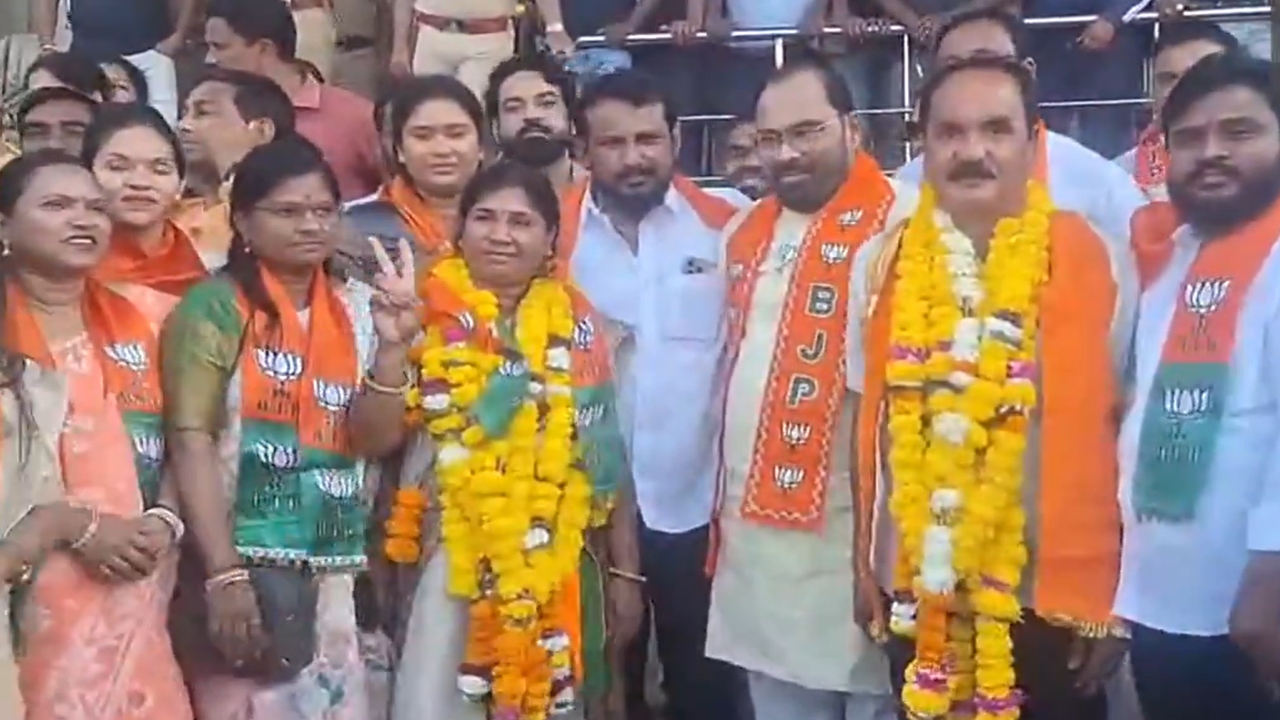 You are currently viewing कांग्रेस को तगड़ा झटका, सबसे बड़ी पार्टी होने के बाद भी BJP का बना मेयर, चंद्रपुर नगर निगम में उद्धव गुट का ‘खेला’