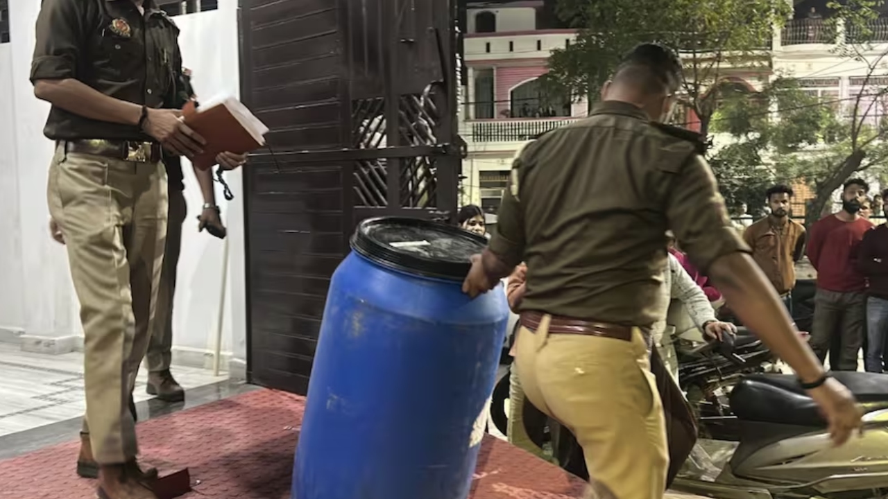 You are currently viewing बेटे ने पिता को गोलियों से भूना, फिर शव काटकर ‘नीले ड्रम’ में भर दिया, दिल दहला देगी लखनऊ की ये वारदात