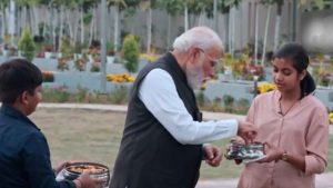 Read more about the article परीक्षा पे चर्चा 2026: पीएम मोदी ने चखा छत्तीसगढ़ की ठेठरी-खुरमी का स्वाद, खुश होकर छात्रों से पूछ ली रेसिपी